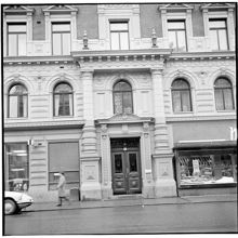Porten till  Karlavägen 56
