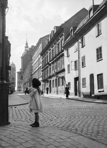 En flicka står vid korsningen av David Bagares Gata och Regeringsgatan