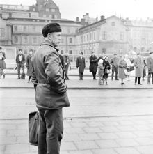 Resenärer i väntan på spårvagn vid Slussen. I bakgrunden Stockholms Stadsmuseum