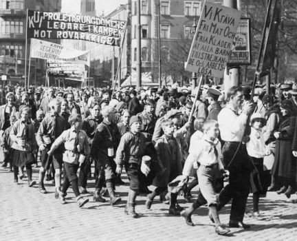 Arbetarbarnens förbund i demonstrationståg på Norra Bantorget på första maj 1932.