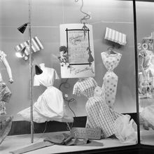 Drottninggatan 30, Perfekt Stil, Dam- och Herrkläder. Klädesbutik skyltar med Svenska Dagbladets ""Shopping guide"" i sitt skyltfönster