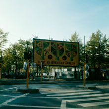 Stor reklamskylt med mosaik av äpplen uppställd i Kungsträdgården vid Hamngatan, text: ""NJUT AV SVENSKA ÄPPLEN""