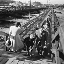 Riddarfjärden. Provisorisk pontonbro mellan Riddarholmen och Klara Mälarstrand. Vy från Riddarholmen mot Tegelbacken. Kungsholmen t. v. i bild och Bangårdspostkontoret i fonden