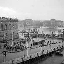 Slottsbacken. Från kung Gustav V:s 85-årsdag, 16 juni 1943