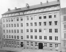 Vanföreanstalten Grevturegatan 59-61. I ett fält längs fasadens övre del står "Föreningen för bistånd åt lytta och vanföra i Stockholm".