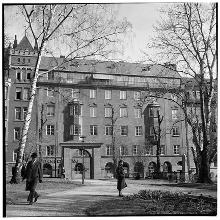 Del av kyrkogården, två besökare.