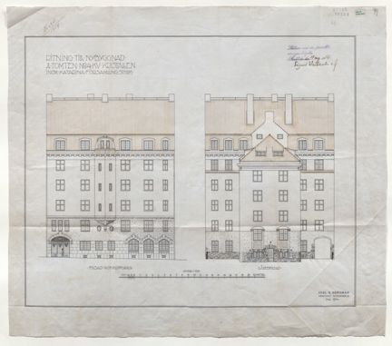 Ritningen visar husets gatufasad och gårdsfasad. Den är ritad i tusch i svart med röda detaljer.