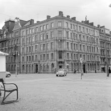 Valhallavägen 102-104 t.v. och Sturegatan 64 t.h