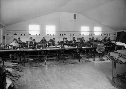 Anställda vid Kooperativa Syfabriken Linnea i arbete, interiör 1920-tal