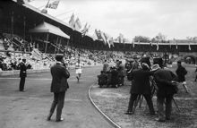 Olympiska spelen i Stockholm 1912. Kanadensaren G. H. Goulding passerar målsnöret som guldmedaljör i Gång 10.000 m.
