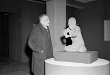 Sven Hedin, upptäcktsresande, vid en colombiansk skulptur på en konstutställning