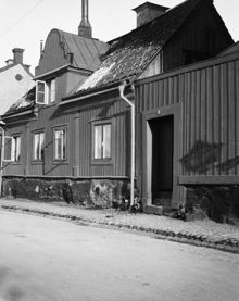 Fjällgatan 32. Fasad och plank mot gatan