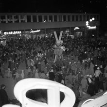 Vällingby Torg. Tjugondag Knut firas med dans kring bocken