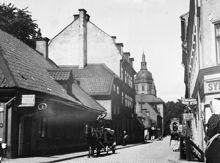 Södermannagatan norrut från Kocksgatan med Katarina kyrka i fonden. T.v. finns en speceriaffär vid Södermannagatan 10