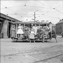 Modefotografering med öppen hästspårvagn år 1959
