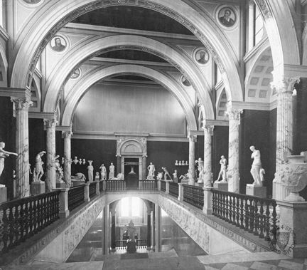 Valv och skulpturer över Nationalmuseums stora trappa.