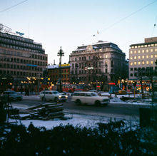 Norrmalmstorg en vecka före jul 1967. Vy från nordvästra hörnet av Berzelii Park. Skymningsbild