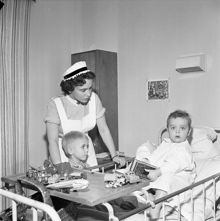 Sachsska Barnsjukhuset. En allergiklinik med 13 vårdplatser har öppnat. På bilden ser vi syster Ulla med två barn. Tomas t.h. sitter i en sjuksäng och spelar dragspel