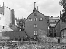 Kv. Putten sett från Jakobsbergsgatan. Mäster Samuelsgatan 40 under rivning. I fonden Mäster Samuelsgatan 41, kv Hästryggen, med ateljéfönster