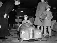 Birger Jarlsgatan 18, Ostermans marmorhallar. Kronprins Carl Gustaf inviger ungdomsveckan, sittandes i en Austin trampbil. T.h. Prinsessan Christina.