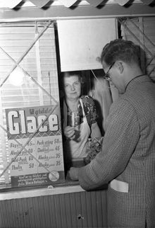 En glassförsäljerska i en glasskiosk