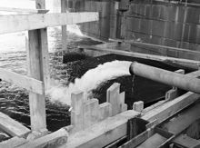 Norrström, vid Strömsborg. Länspumpning p.g.a. de vattenmassor som den 13 dec. 1952 raserade och fyllde den stora fångdammen för tunnelbanebygget