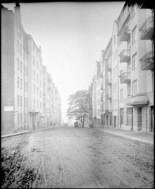 Sankt Eriksgatan söderut från Hantverkargatan: kv Göken (t.v.) och kv. Karlsvik (t.h.). I fonden Riddarfjärden