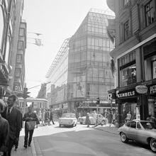 Drottninggatan söderut vid hörnet av Kungsgatan. T.h. ligger PUBs glashus vid Drottninggatan 63
