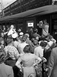 Östra station. Barn reser från Stockholm till Barnens ö i Roslagen för att vara på kolonier i två månader. Sammanlagt reste 1700 barn till kolonier på Barnens Ö