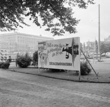 Valpropaganda för socialdemokraterna inför kommunalvalet 1954. "Välj en annan linje än Folkpartiet den 19 september."