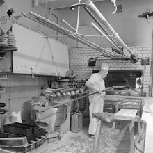 Bagare framför ugnen i restaurang Maison Pierre´s bageri 