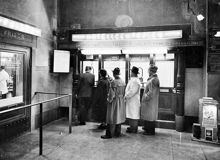 Centralstationen. Bokning av rum vid Hotellcentralen. Frisersalong till vänster
