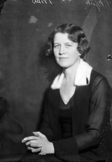 Porträtt av Björck (kvinna). (Troligtvis Lizzie Björck f. Petterson gift med  Wilhelm Björck)