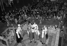 Synskadade kvinnor i nationaldräkter dansar vid De Blindas dags stora varumässa i Blå hallen i Stadshuset den 15 oktober 1950.