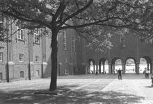 Stadshuset. Borgargården från NV
