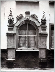 Storkyrkobrinken 3, portinfattning på gården