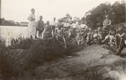 Småpojkarna på badklippan. Frimurarbarnhuset i Kristineberg, 1923.