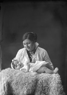 Porträtt av Greta Kampf och en baby.