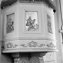Katolska kyrkan. Predikstolen med bilder av Marcus och Johannes
