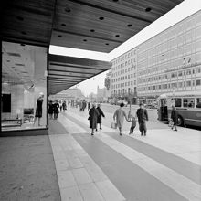Klarabergsgatan österut med blivande Sergels Torgs i fonden. Åhléns varuhus till vänster