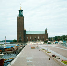 Klara Mälarstrand (""Stadshuskajen"") västerut mot Stadshuset. Drottningholms- och rundtursbåtar