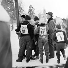 Grupp av tävlande vid foten av skidbacke i Hemskogen