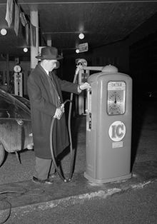 Strandvägen i höjd med Grevbron (Grevgatan), bensinstation. Automatisk bensinpump som kan användas även nattetid