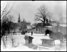 Åkarstation vid Engelbrektsgatan vintertid. I bakgrunden Johannes kyrka