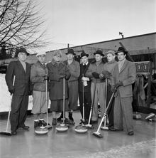 Fiskartorpsvägen 20. SM-final i Curling på Tennisstadions konstfrusna banor. Grupporträtt av de två finallagen, fr.v. Leksand  och Fjällgården