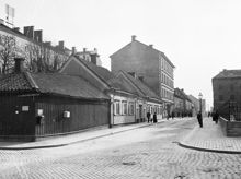 Tjärhovsgatan västerut från Nytorgsgatan. Tjärhovsgatan 18, 16 och 14. (Nuv. Tjärhovsgatan 38-32)