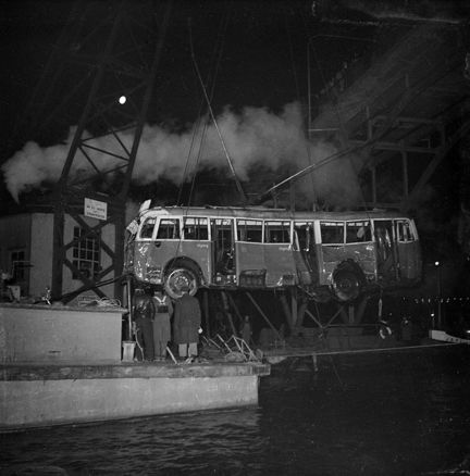 Sundet mellan Lilla- och Stora Essingen. Buss på linje 96 bärgas efter olyckan på Stora Essingebron. (Krock med lastbil. Bussen störtade genom broräcket. 11 personer omkommer och 1 överlever)