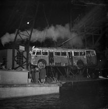 Sundet mellan Lilla- och Stora Essingen. Buss på linje 96 bärgas efter olyckan på Stora Essingebron. (Krock med lastbil. Bussen störtade genom broräcket. 11 personer omkommer och 1 överlever)