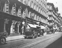 Motiv från Kungsgatan med parkerade bilar. Kungsgatan 58 - 60