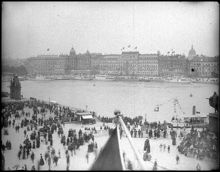 Skeppsbron sedd från Slottsbacken med anledning av Kejsar Vilhelm II:s besök i Stockholm. I bakgrunden Grand Hotel på Blasieholmen